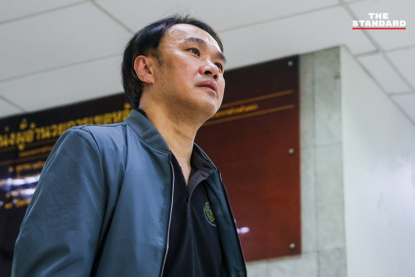 ตุลาการศาลรัฐธรรมนูญและเจ้าหน้าที่ กกต. ตรวจสอบบัตรเลือกตั้ง ณ สถานที่เก็บ 4