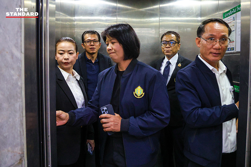 ตุลาการศาลรัฐธรรมนูญและเจ้าหน้าที่ กกต. ตรวจสอบบัตรเลือกตั้ง ณ สถานที่เก็บ 5
