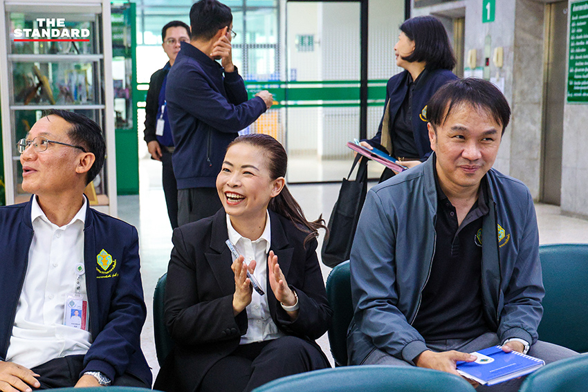 ตุลาการศาลรัฐธรรมนูญและเจ้าหน้าที่ กกต. ตรวจสอบบัตรเลือกตั้ง ณ สถานที่เก็บ 6