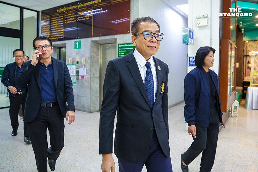 ตุลาการศาลรัฐธรรมนูญและเจ้าหน้าที่ กกต. ตรวจสอบบัตรเลือกตั้ง ณ สถานที่เก็บ 7