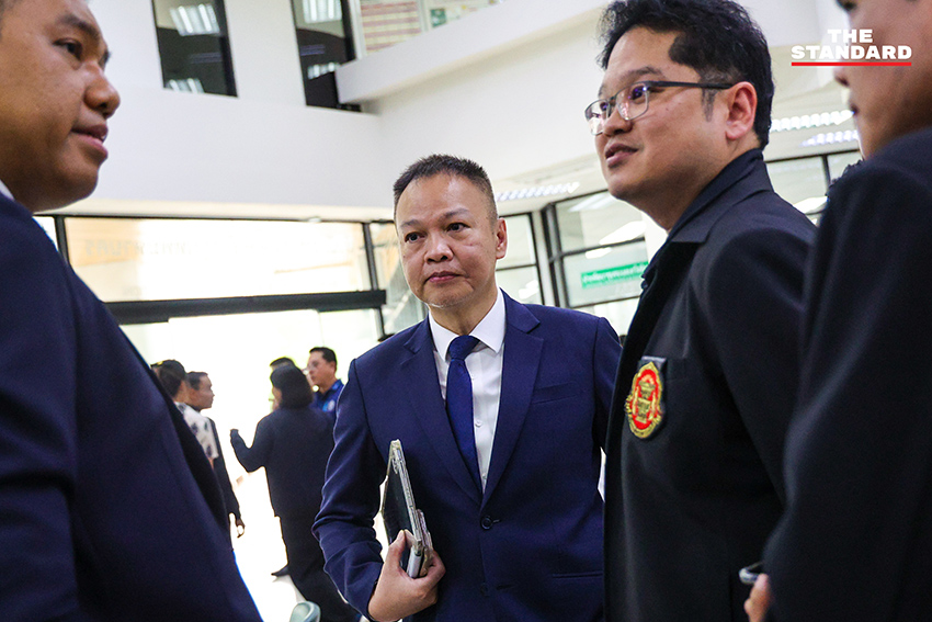 ตุลาการศาลรัฐธรรมนูญและเจ้าหน้าที่ กกต. ตรวจสอบบัตรเลือกตั้ง ณ สถานที่เก็บ 8