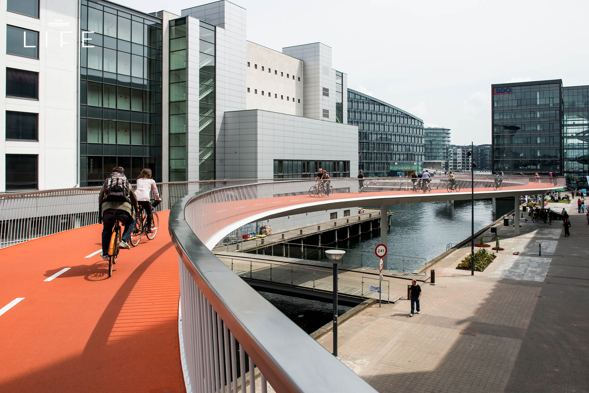 ภาพสะพานจักรยานลอยฟ้า Cykelslangen (The Bicycle Snake) ในโคเปนเฮเกน ที่ออกแบบมาเพื่อการสัญจรที่ยั่งยืนและปลอดภัย 1