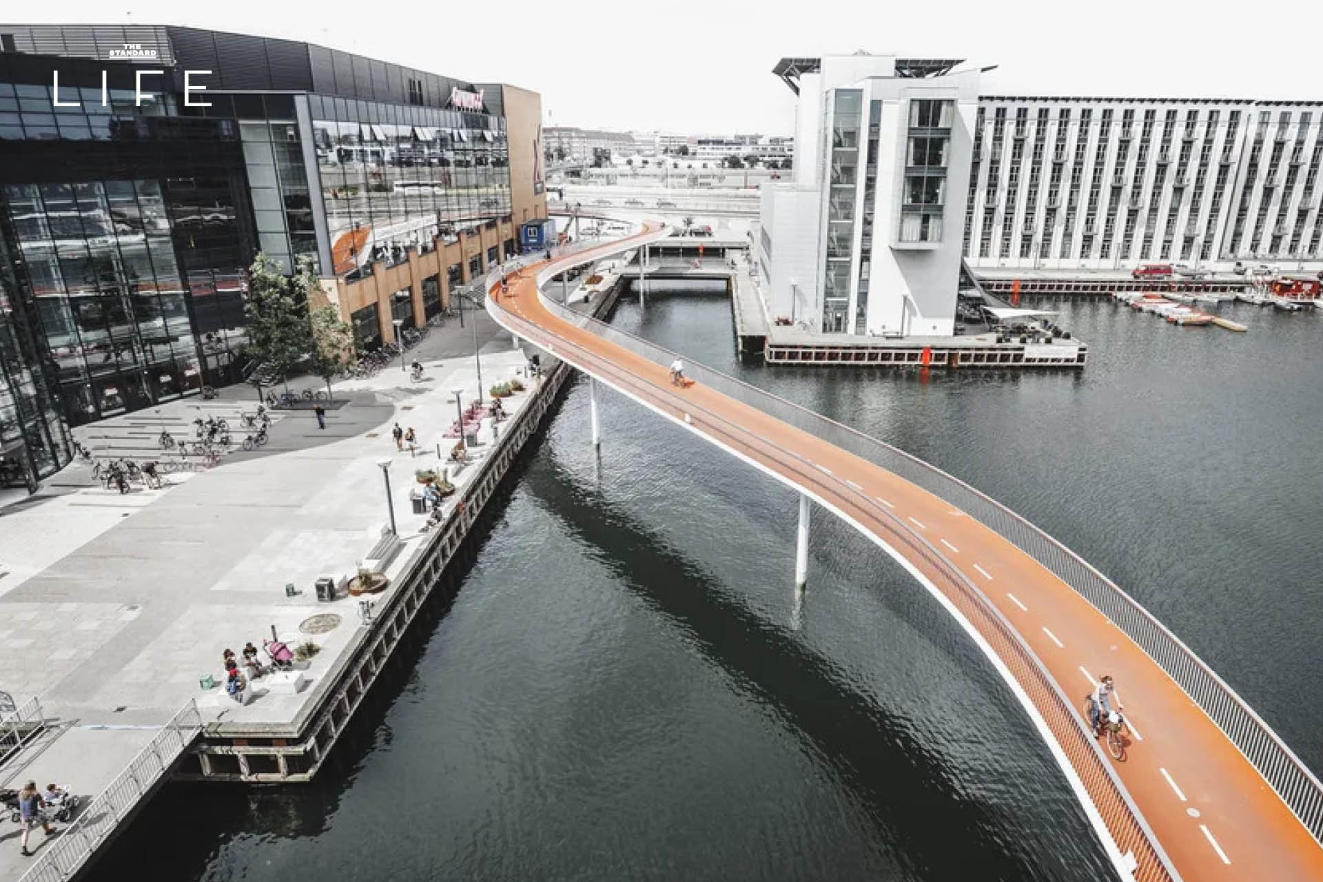 ภาพสะพานจักรยานลอยฟ้า Cykelslangen (The Bicycle Snake) ในโคเปนเฮเกน ที่ออกแบบมาเพื่อการสัญจรที่ยั่งยืนและปลอดภัย 4