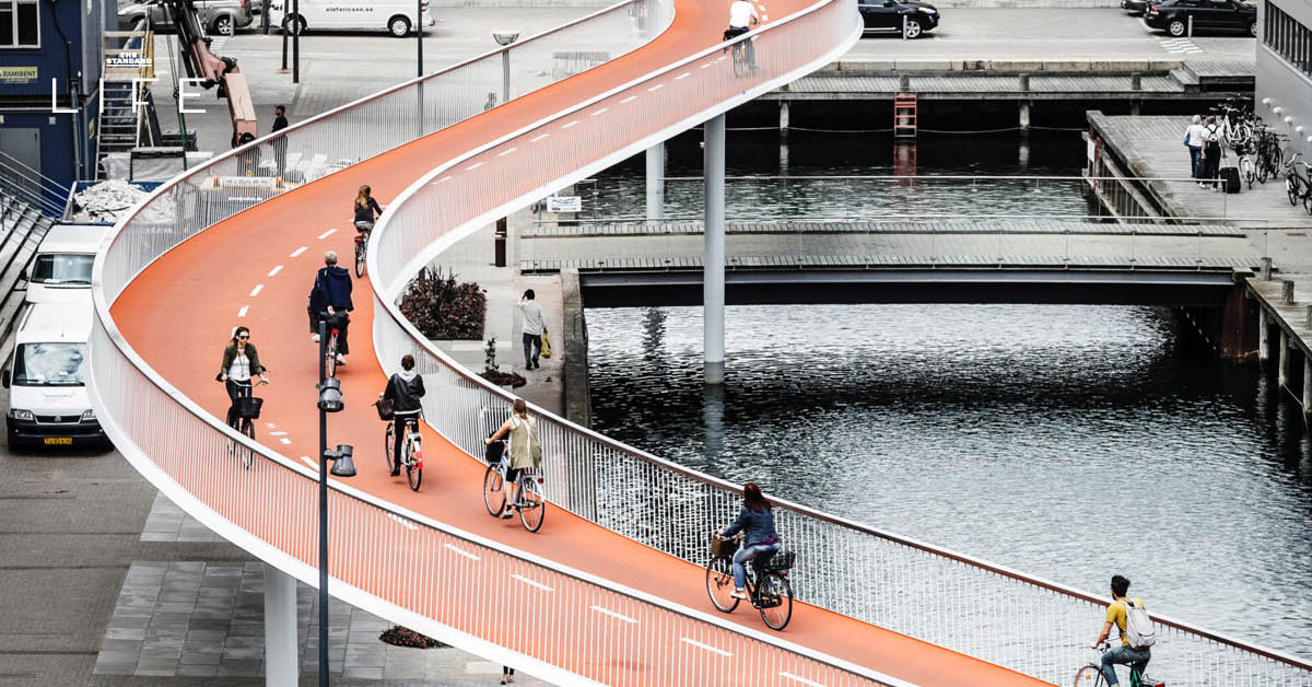 ภาพสะพานจักรยานลอยฟ้า Cykelslangen (The Bicycle Snake) ในโคเปนเฮเกน ที่ออกแบบมาเพื่อการสัญจรที่ยั่งยืนและปลอดภัย