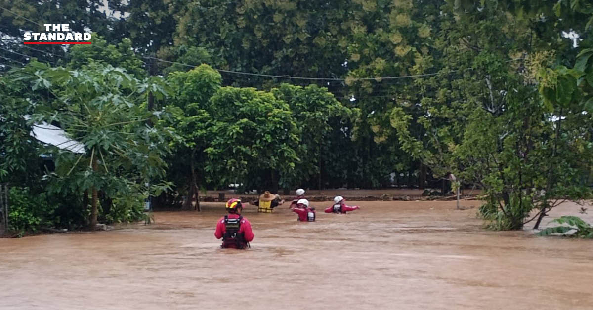 เจ้าหน้าที่ ปภ. และมูลนิธิเพชรเกษมกำลังให้ความช่วยเหลือผู้ประสบอุทกภัยในจังหวัดน่าน