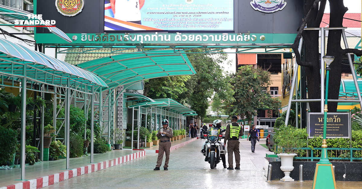 เจ้าหน้าที่ตำรวจกั้นพื้นที่เกิดเหตุบริเวณโรงเรียนเทพศิรินทร์ นนทบุรี หลังเกิดเหตุยิง