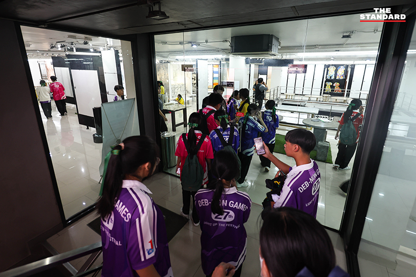 ภาพนักเรียนโรงเรียนเทพศิรินทร์ นนทบุรี อพยพมายังพื้นที่ปลอดภัยชั่วคราวหลังเหตุการณ์ใช้อาวุธปืน 2