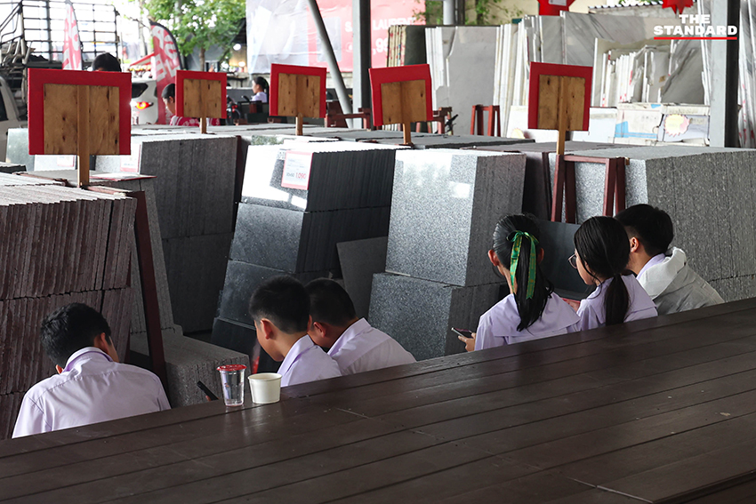 ภาพนักเรียนโรงเรียนเทพศิรินทร์ นนทบุรี อพยพมายังพื้นที่ปลอดภัยชั่วคราวหลังเหตุการณ์ใช้อาวุธปืน 8