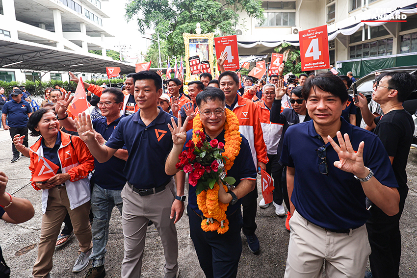 เดชรัต สุขกำเนิด ผู้สมัครนายก อบจ. นนทบุรี เบอร์ 4 พร้อมแกนนำพรรคประชาชน 8