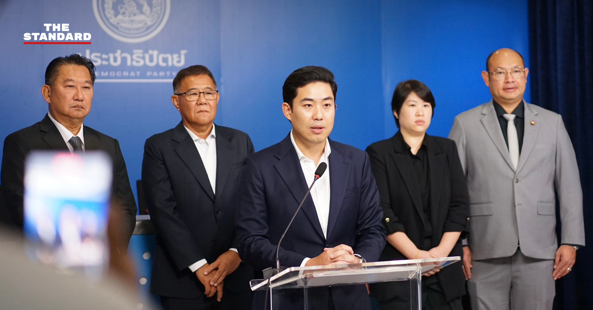 พงศกร ขวัญเมือง และ ส.ก.พรรคประชาธิปัตย์ แถลงข่าวกรณี ส.ก.พรรคประชาชน เสียบบัตรแทนกัน