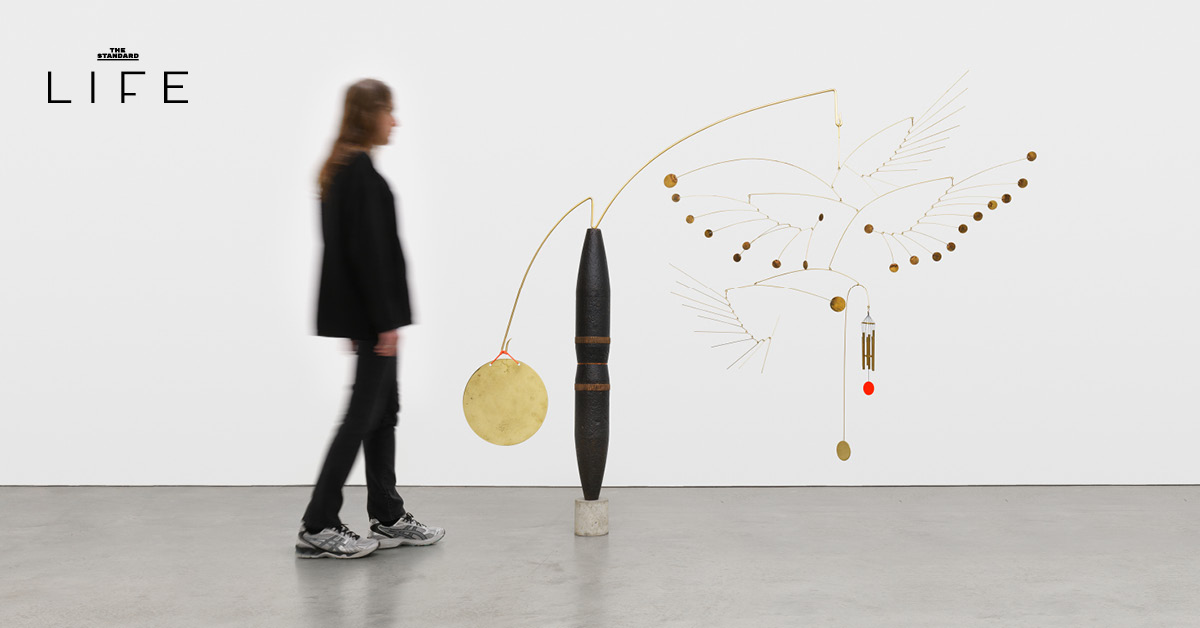 ภาพผลงานประติมากรรมเคลื่อนไหวของ Alexander Calder ภายในนิทรรศการ 'ชีวิต ชีวา' ที่ Dib Bangkok