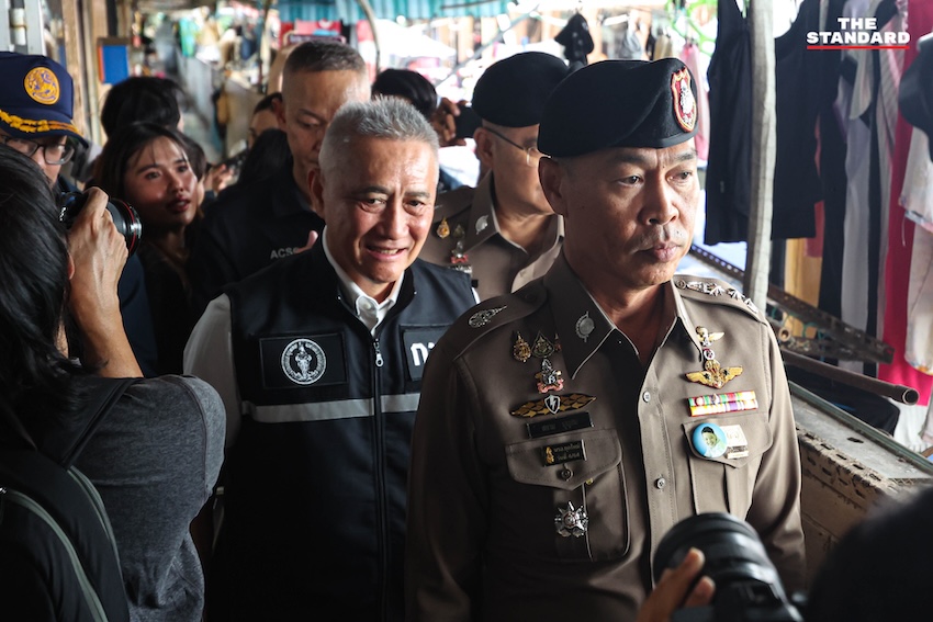 เจ้าหน้าที่ตำรวจเข้าตรวจค้นแฟลตดินแดงในปฏิบัติการทลายแก๊งสวมสิทธิบัตรชมพู 2