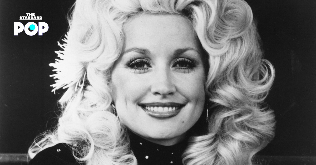 Dolly Parton นักร้องเพลงคันทรีระดับตำนานกำลังโพสท่าถ่ายภาพ