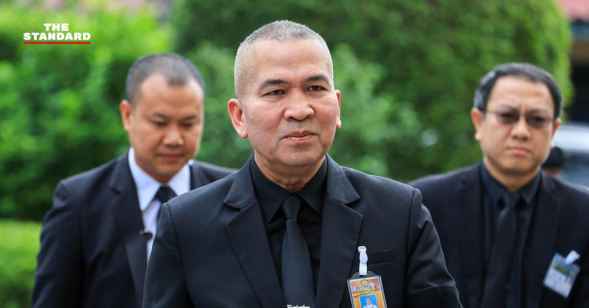 พล.ต.ท. รุทธพล เนาวรัตน์ รัฐมนตรีว่าการกระทรวงยุติธรรม ให้สัมภาษณ์สื่อมวลชน
