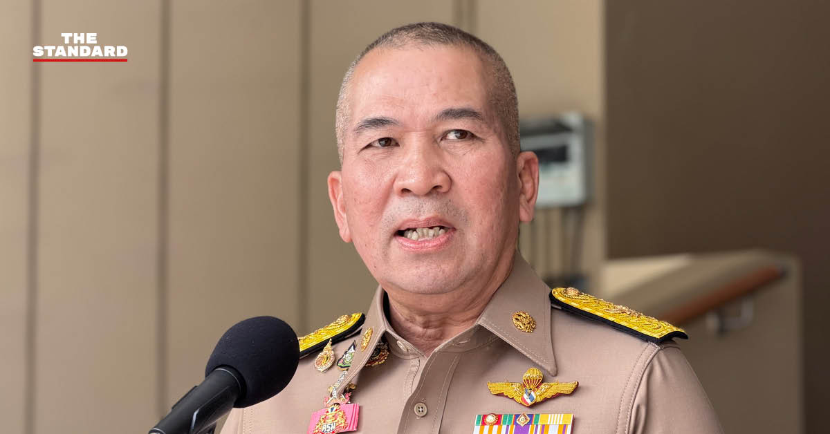 พล.ต.ท. รุทธพล เนาวรัตน์ รัฐมนตรีว่าการกระทรวงยุติธรรม กำลังให้สัมภาษณ์สื่อมวลชน