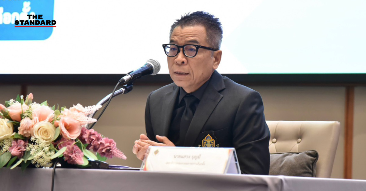 แสวง บุญมี เลขาธิการ กกต. กำลังกล่าวเปิดการประชุมชี้แจงแนวทางดำเนินกิจการพรรคการเมือง