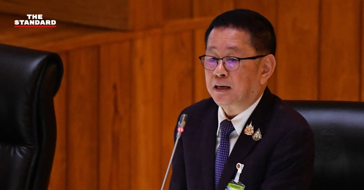 ประเสริฐ จันทรรวงทอง รัฐมนตรีว่าการกระทรวงศึกษาธิการ กำลังให้สัมภาษณ์สื่อมวลชน