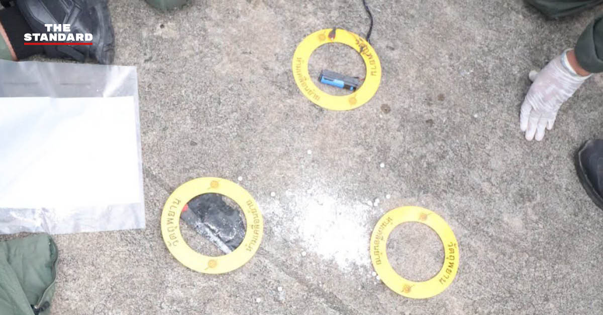 เจ้าหน้าที่ชุด EOD ตรวจสอบและเก็บกู้วัตถุต้องสงสัยบริเวณสะพานลอยในจังหวัดปัตตานี