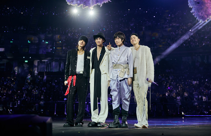 ภาพบรรยากาศคอนเสิร์ต F FOREVER 1st World Tour in Bangkok ที่มี Jerry Yan, Vanness Wu, Vic Chou และ Ashin แสดงบนเวที 360 องศา 1