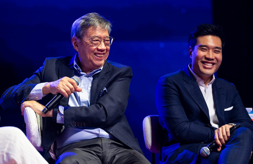 ภาพผู้บริหารธุรกิจครอบครัวกำลังพูดคุยถึงการสืบทอดกิจการ 1