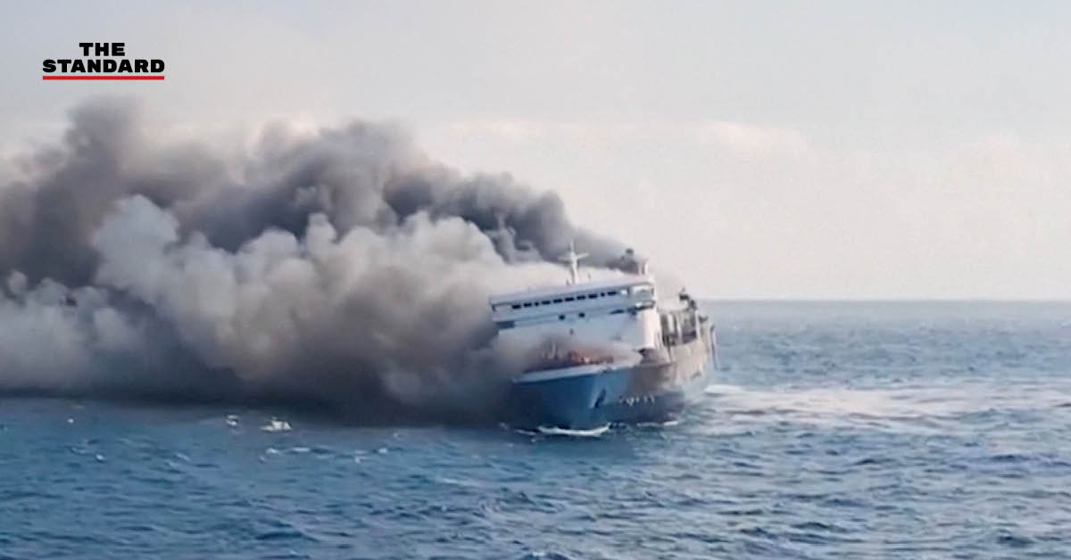 ภาพมุมสูงเรือเฟอร์รีอินโดนีเซียไฟไหม้กลางทะเล มีควันดำพวยพุ่ง