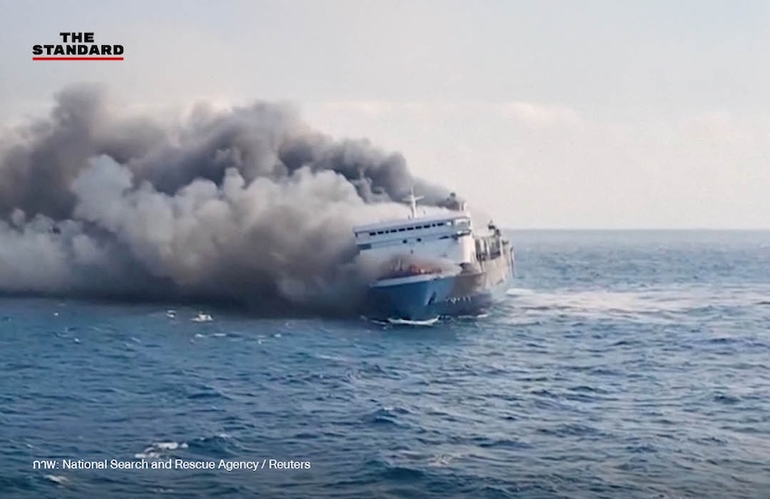 ภาพมุมสูงเรือเฟอร์รีอินโดนีเซียไฟไหม้กลางทะเล มีควันดำพวยพุ่ง 1