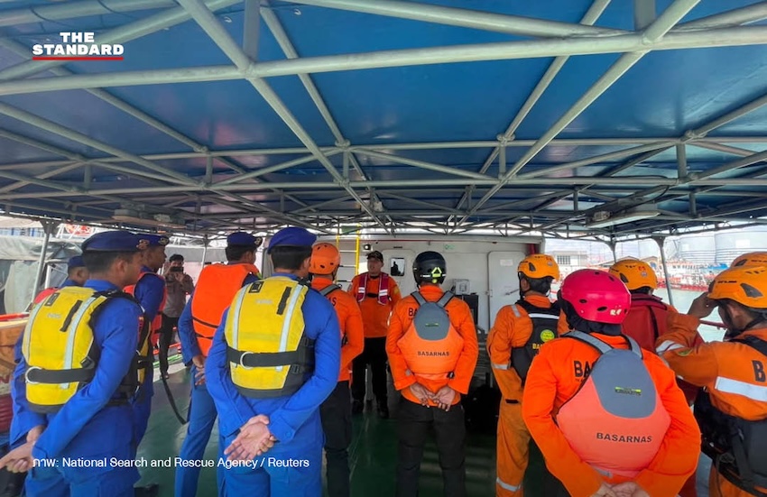 ภาพมุมสูงเรือเฟอร์รีอินโดนีเซียไฟไหม้กลางทะเล มีควันดำพวยพุ่ง 3