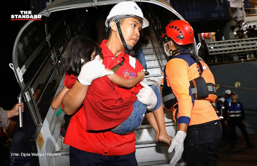 ภาพมุมสูงเรือเฟอร์รีอินโดนีเซียไฟไหม้กลางทะเล มีควันดำพวยพุ่ง 4