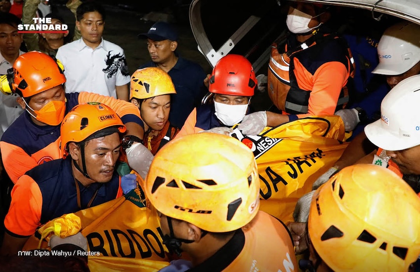 ภาพมุมสูงเรือเฟอร์รีอินโดนีเซียไฟไหม้กลางทะเล มีควันดำพวยพุ่ง 5