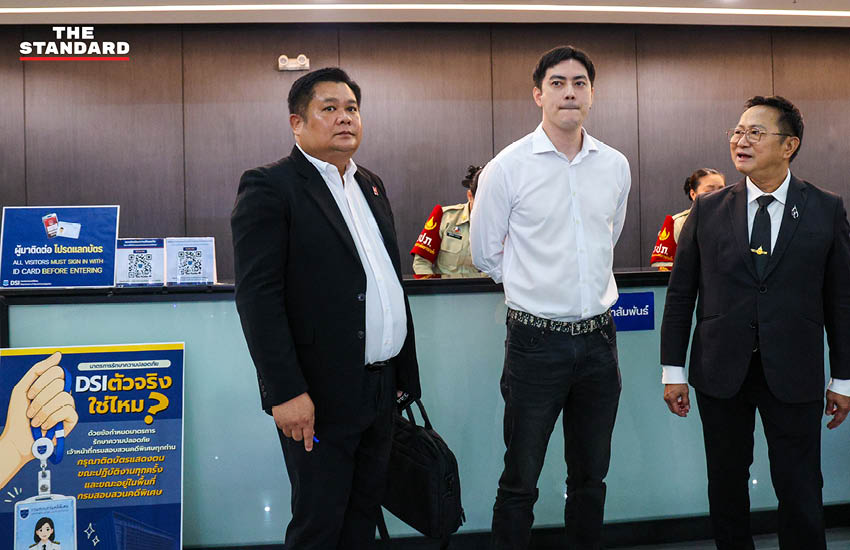 ฟิล์ม รัฐภูมิ โตคงทรัพย์ ขณะเดินทางเข้าพบพนักงานสอบสวน DSI เพื่อรับทราบข้อกล่าวหาคดี Forex 2