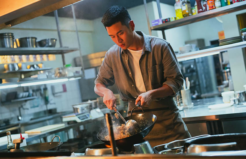 ภาพทีมนักแสดงจากซีรีส์ Fired Up! ในร้านอาหาร Jin Lai Hao โลเคชันหลักของเรื่อง 5