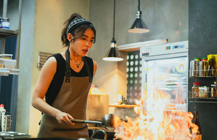 ภาพทีมนักแสดงจากซีรีส์ Fired Up! ในร้านอาหาร Jin Lai Hao โลเคชันหลักของเรื่อง 6