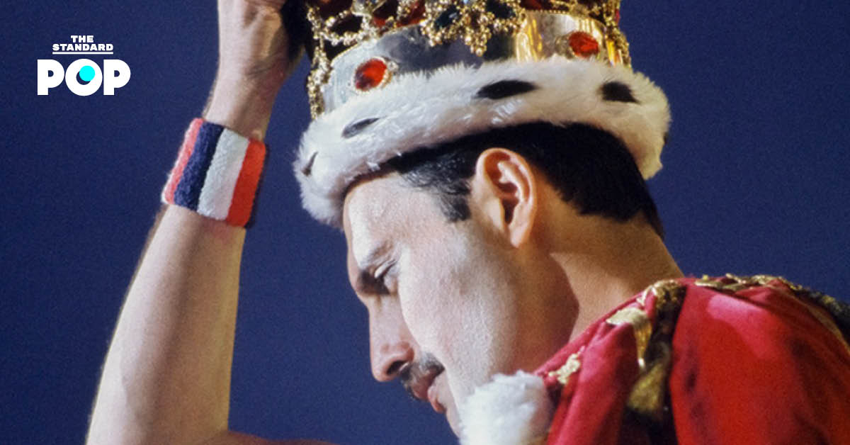 ภาพโปรโมตงานนิทรรศการเครื่องแต่งกายของ Freddie Mercury ที่พิพิธภัณฑ์ V&A