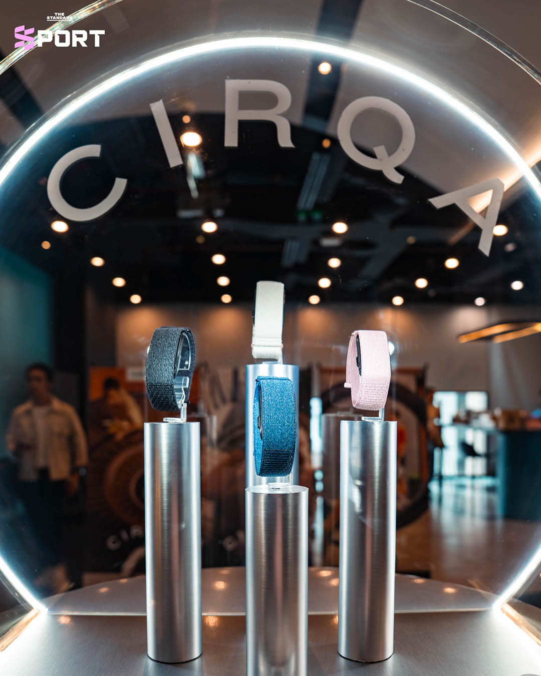 ภาพนาฬิกา GARMIN Cirqa แสดงตัวเรือนและสายรัดข้อมือสีดำ 2
