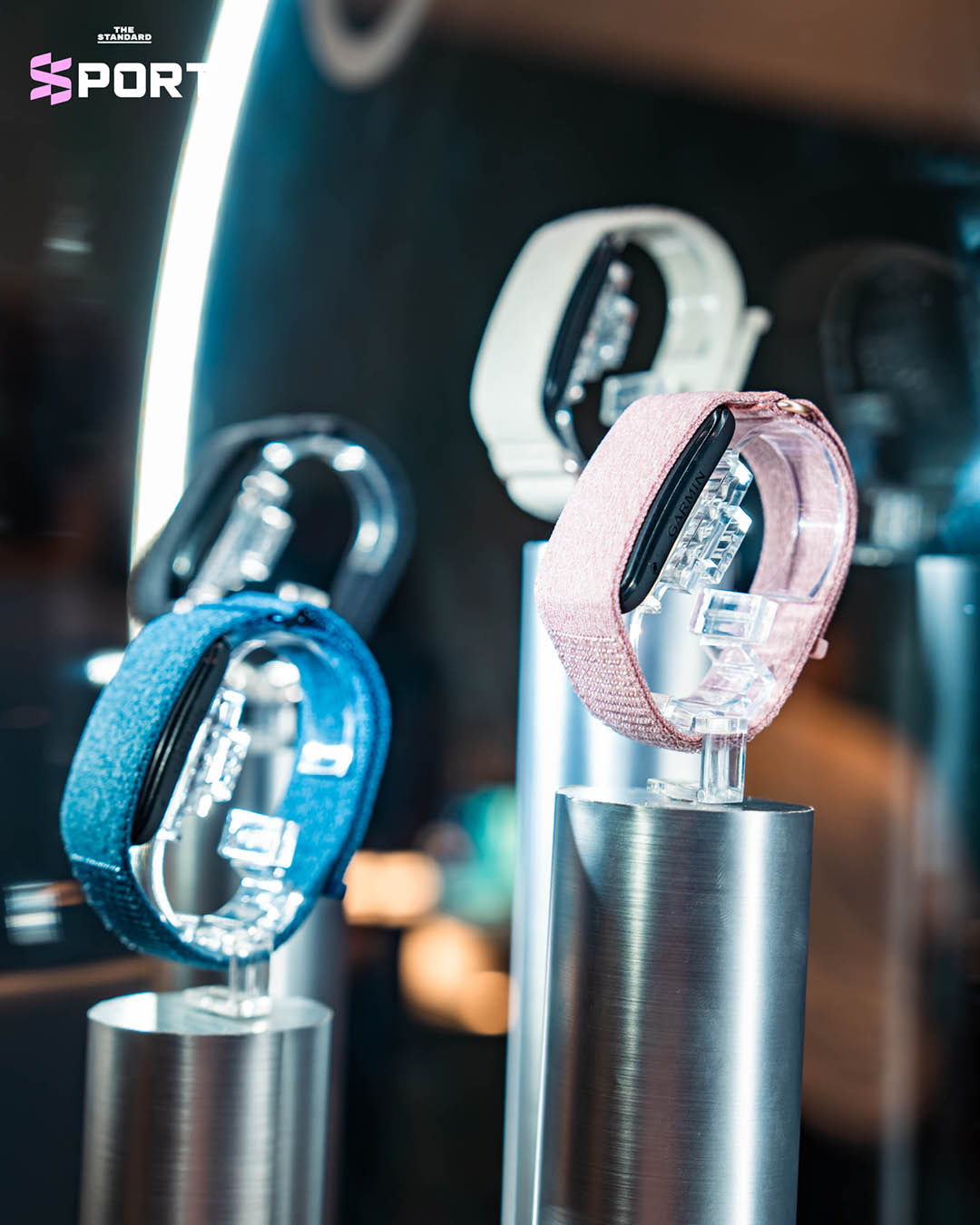 ภาพนาฬิกา GARMIN Cirqa แสดงตัวเรือนและสายรัดข้อมือสีดำ 3