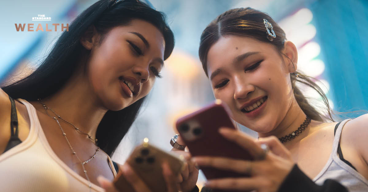 ภาพกลุ่มคนหนุ่มสาวกำลังใช้ชีวิตประจำวัน สื่อถึงประเด็นการว่างงานของเยาวชนทั่วโลก