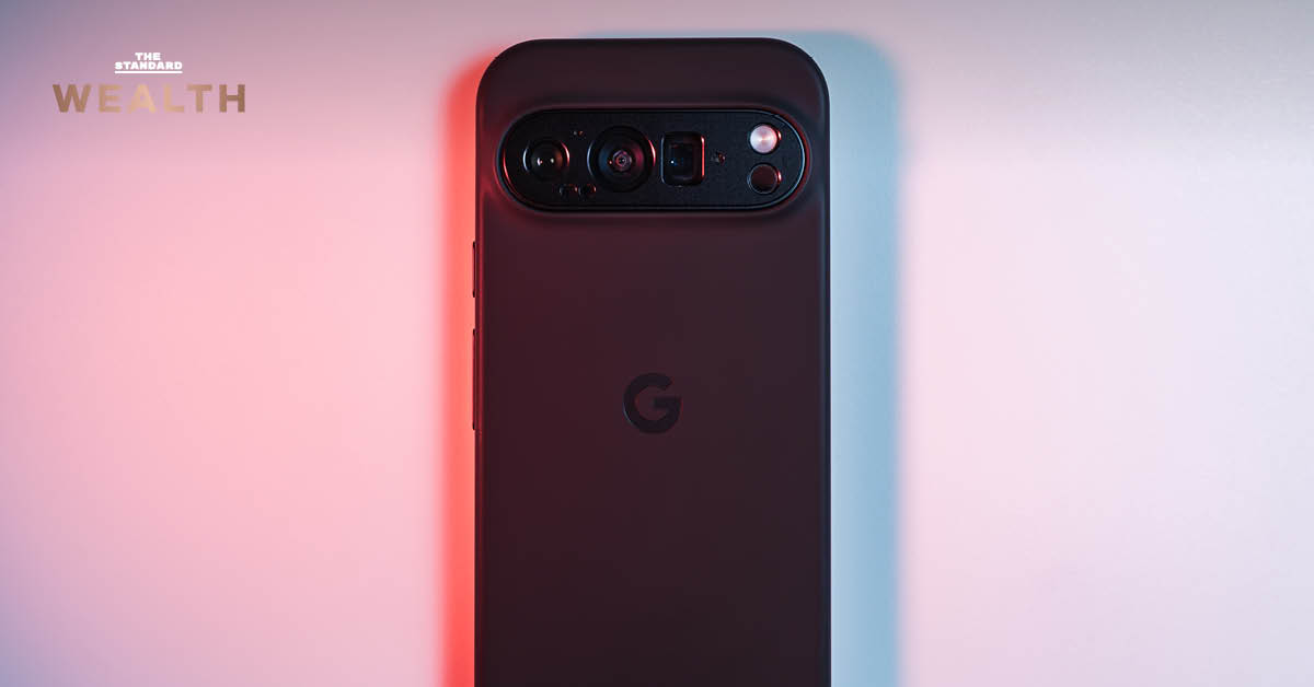 ภาพสมาร์ตโฟน Google Pixel พร้อมข้อความ Google เล็งถอนการผลิต Pixel ออกจากจีนทั้งหมดในปี 2027