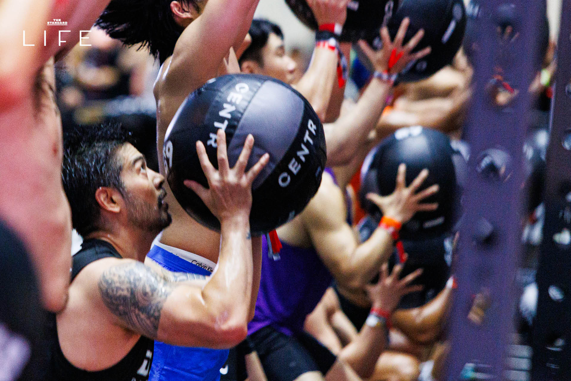ต๊อด-ปิติ ภิรมย์ภักดี และโค้ชโค้ก ขจรศิลป์ วงษ์มา กำลังแข่งขัน HYROX Men Doubles โดยมี นุ่น-วรนุช ภิรมย์ภักดี ร่วมเชียร์ 1