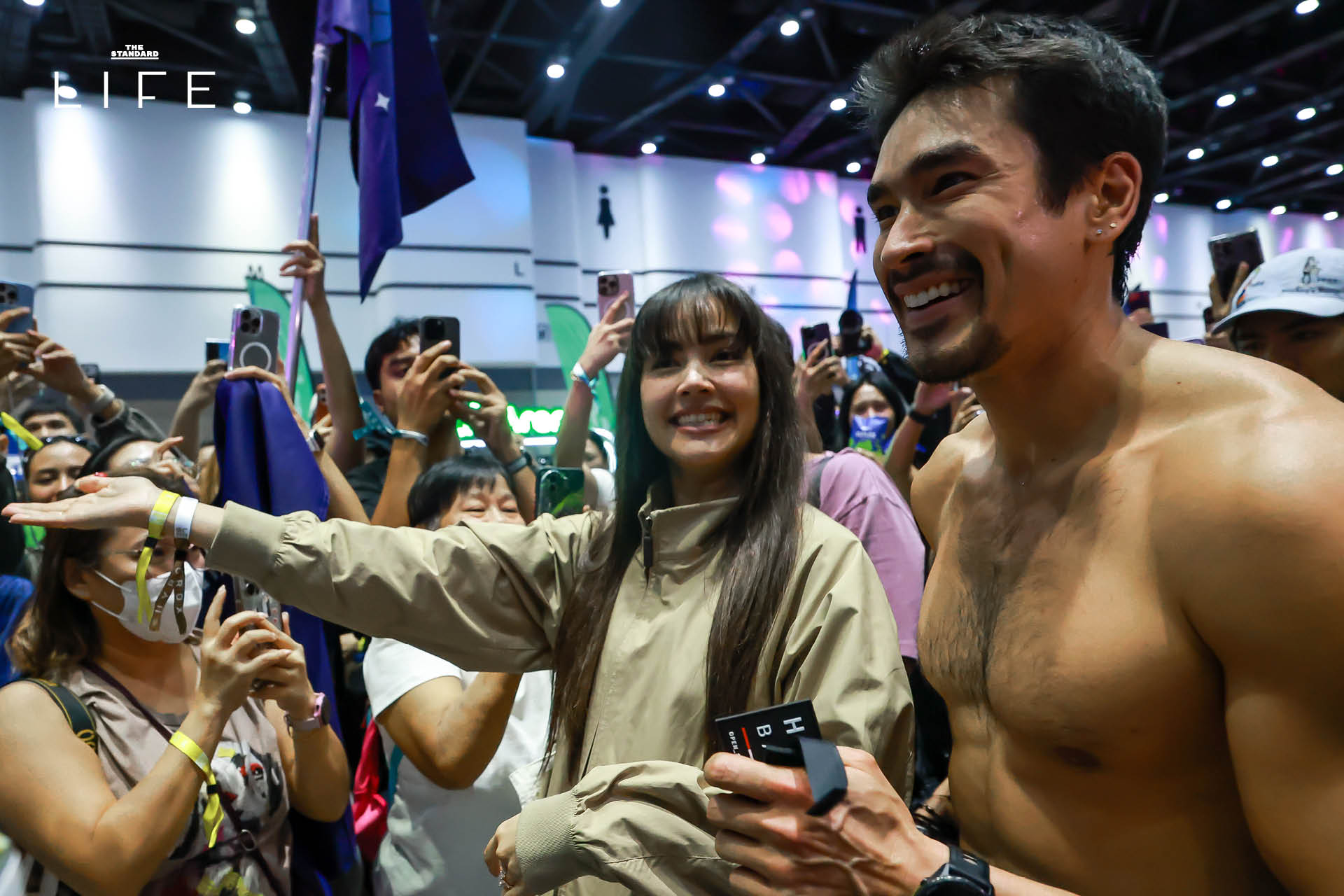 ต๊อด-ปิติ ภิรมย์ภักดี และโค้ชโค้ก ขจรศิลป์ วงษ์มา กำลังแข่งขัน HYROX Men Doubles โดยมี นุ่น-วรนุช ภิรมย์ภักดี ร่วมเชียร์ 4