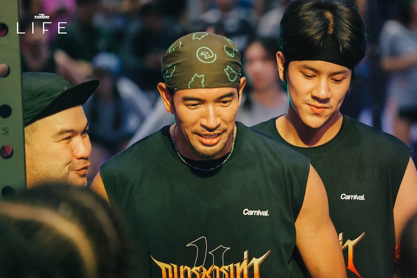 นักกีฬาและคนดังกำลังร่วมแข่งขัน HYROX Team Relay อย่างเข้มข้นและสนุกสนาน 8