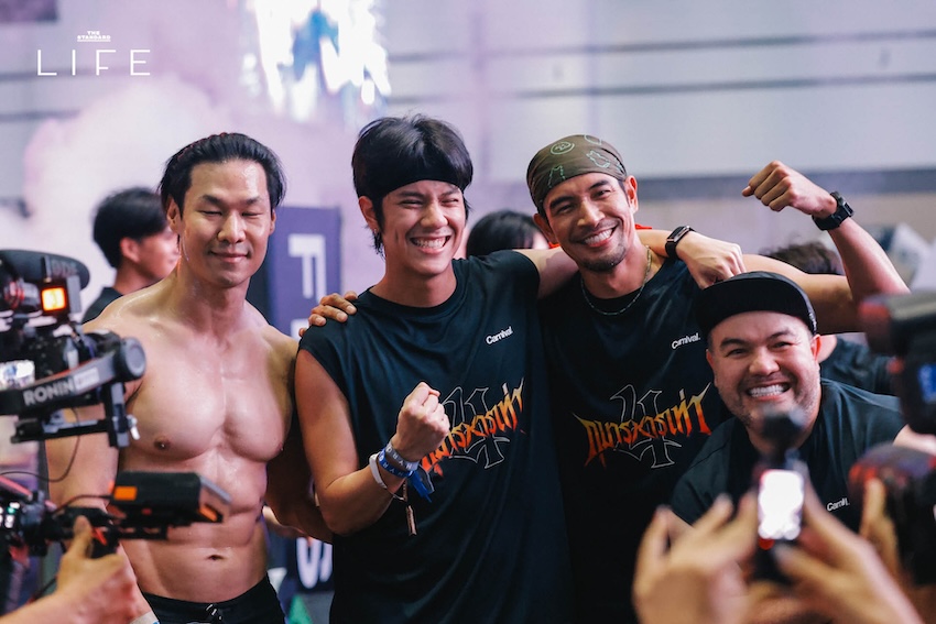 นักกีฬาและคนดังกำลังร่วมแข่งขัน HYROX Team Relay อย่างเข้มข้นและสนุกสนาน 9