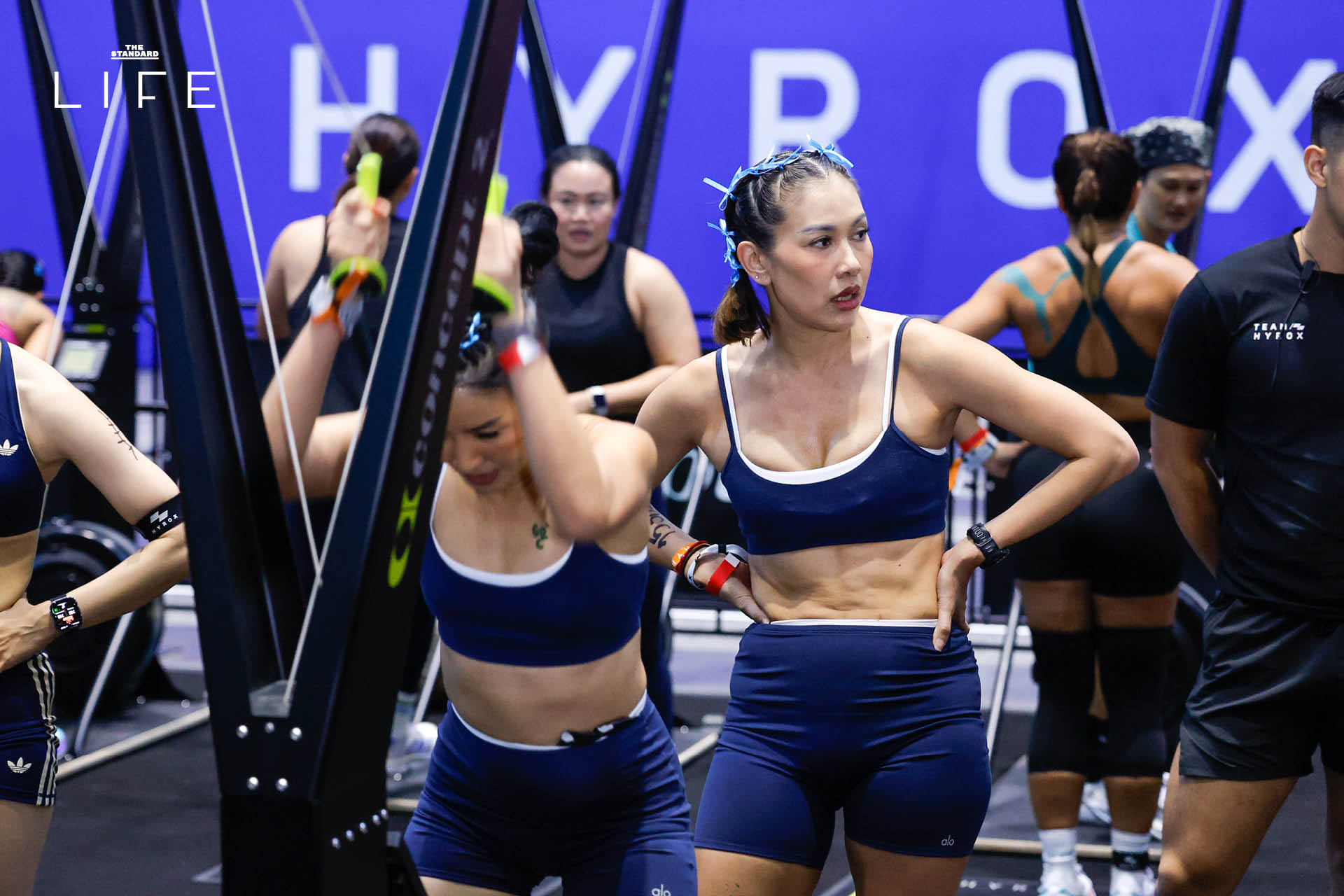 นักกีฬาหญิงกำลังแข่งขันในรายการ HYROX Women Doubles ที่ QSNCC 10
