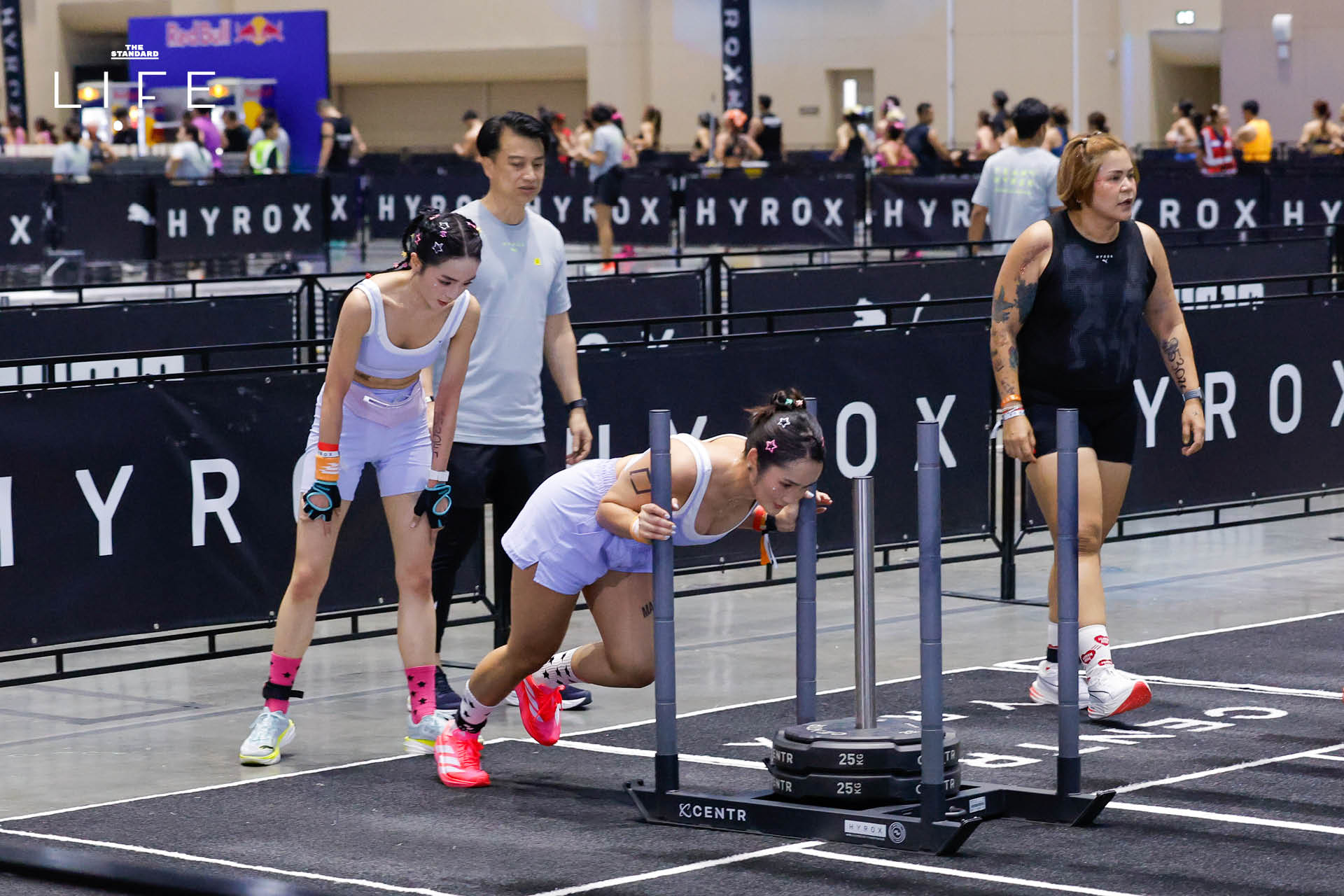 นักกีฬาหญิงกำลังแข่งขันในรายการ HYROX Women Doubles ที่ QSNCC 11