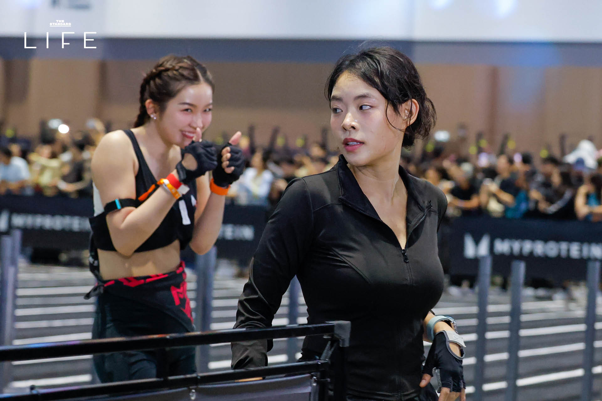 นักกีฬาหญิงกำลังแข่งขันในรายการ HYROX Women Doubles ที่ QSNCC 4