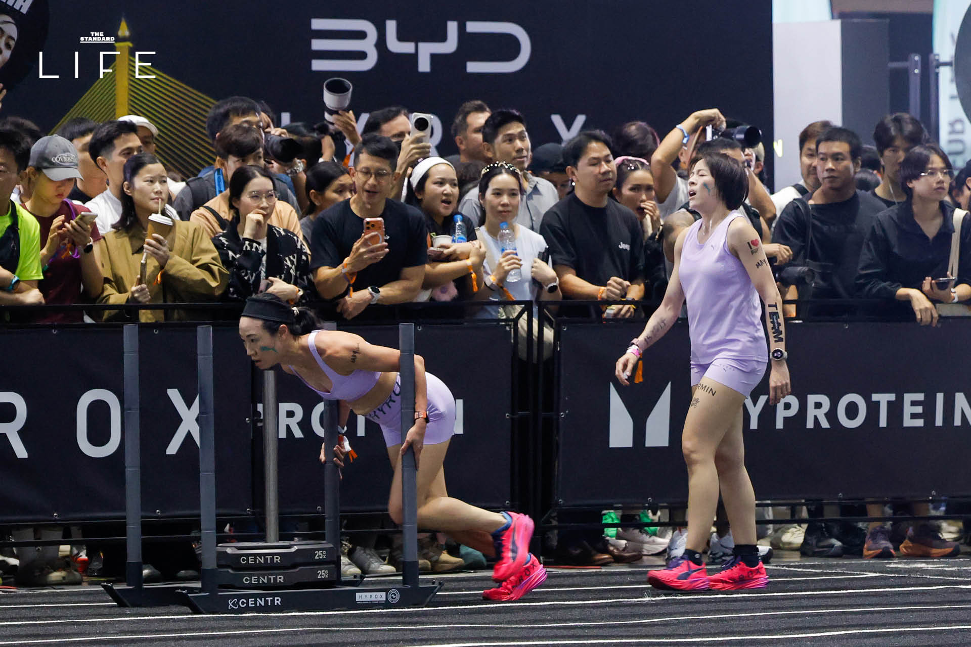 นักกีฬาหญิงกำลังแข่งขันในรายการ HYROX Women Doubles ที่ QSNCC 8