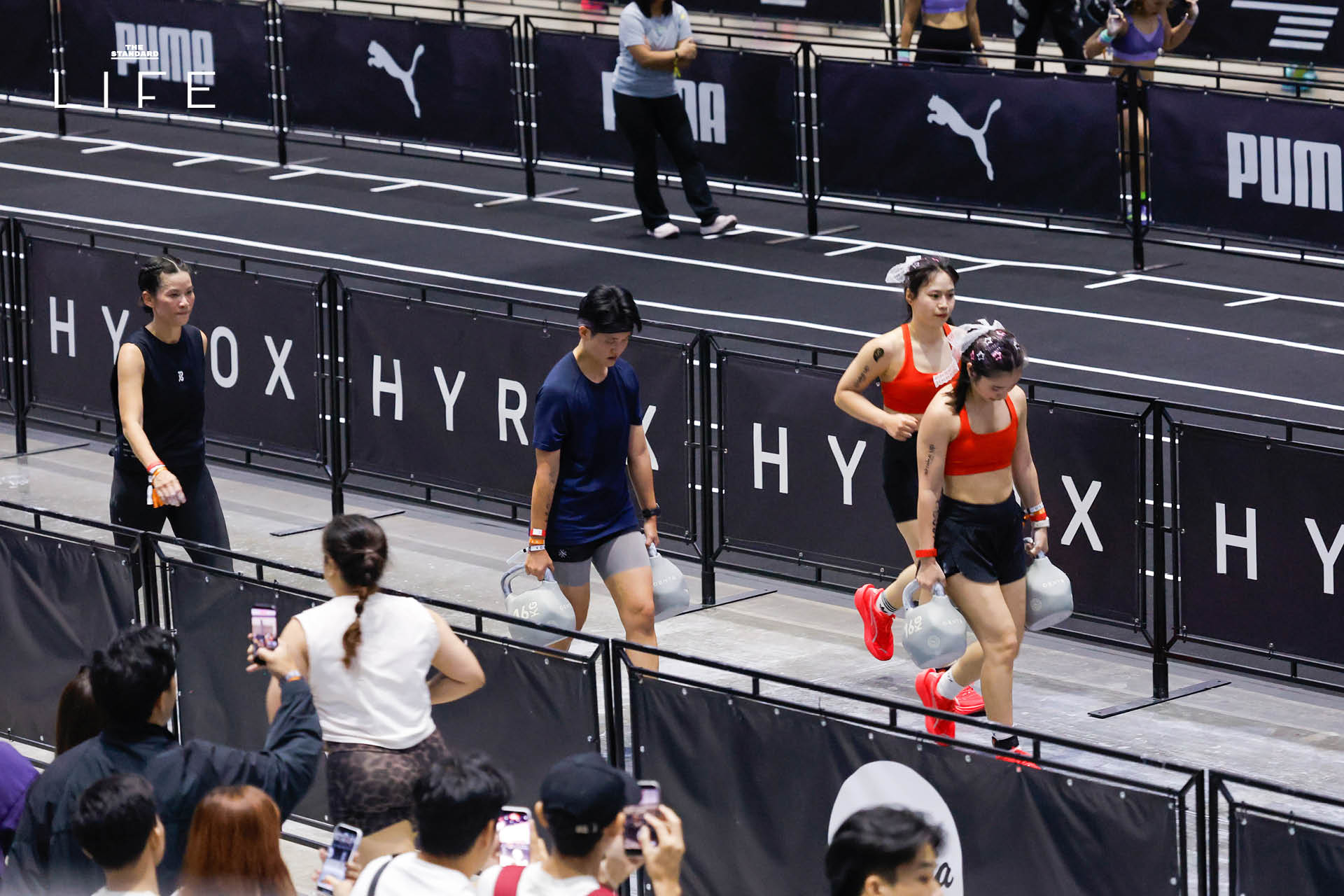 นักกีฬาหญิงกำลังแข่งขันในรายการ HYROX Women Doubles ที่ QSNCC 9