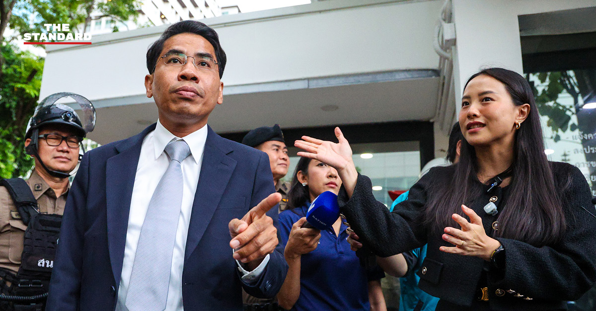 รักชนก ศรีนอก สส.บัญชีรายชื่อ พรรคประชาชน ให้สัมภาษณ์สื่อมวลชนที่ สน.ทองหล่อ