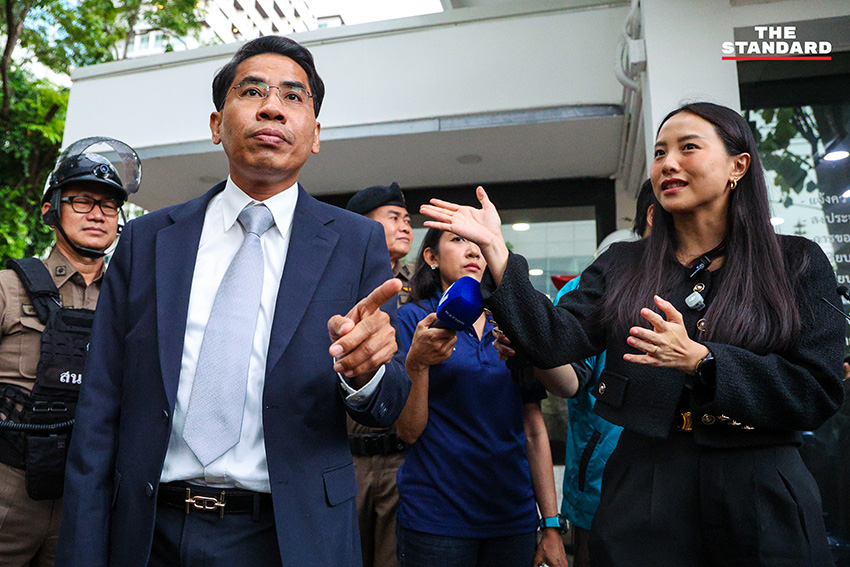 รักชนก ศรีนอก สส.บัญชีรายชื่อ พรรคประชาชน ให้สัมภาษณ์สื่อมวลชนที่ สน.ทองหล่อ 1