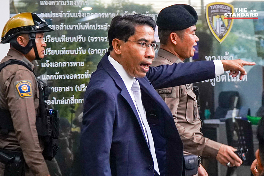 รักชนก ศรีนอก สส.บัญชีรายชื่อ พรรคประชาชน ให้สัมภาษณ์สื่อมวลชนที่ สน.ทองหล่อ 3
