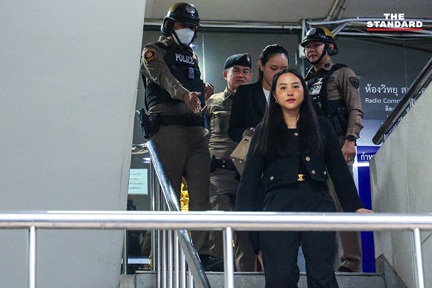รักชนก ศรีนอก สส.บัญชีรายชื่อ พรรคประชาชน ให้สัมภาษณ์สื่อมวลชนที่ สน.ทองหล่อ 4
